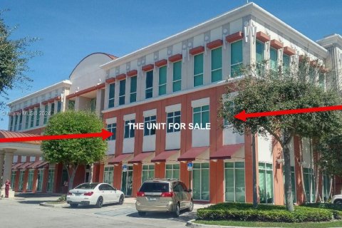 Commercial property in Miami, Florida № 1179350 - photo 1