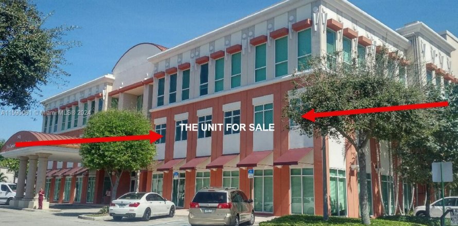 Commercial property in Miami, Florida № 1179350