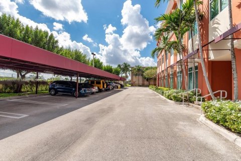 Commercial property in Miami, Florida № 1179350 - photo 3