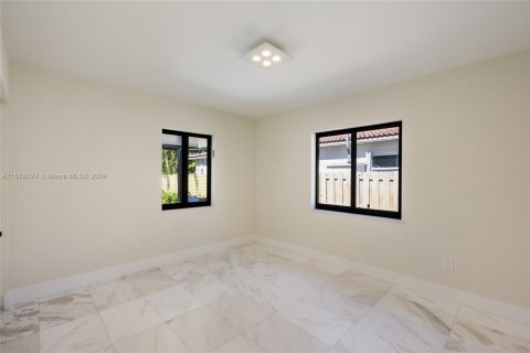 House in Hollywood, Florida 3 bedrooms, 152.55 sq.m. № 1145674 - photo 10