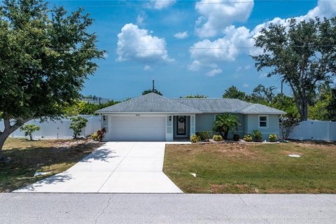 House in Port Charlotte, Florida 3 bedrooms, 157.38 sq.m. № 1199524 - photo 1