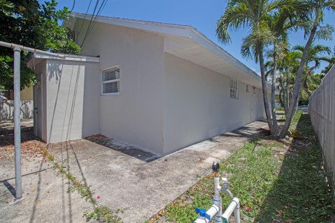 House in West Palm Beach, Florida 6 bedrooms, 211.35 sq.m. № 1177117 - photo 2