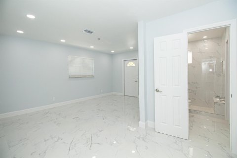 House in West Palm Beach, Florida 6 bedrooms, 211.35 sq.m. № 1177117 - photo 20