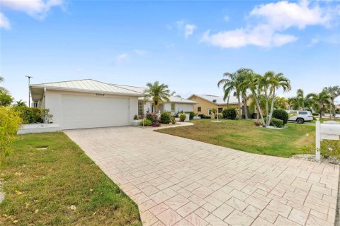 Casa en venta en Punta Gorda, Florida, 3 dormitorios, 174.1 m2 № 1220124 - foto 2