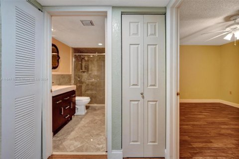 Condo in Davie, Florida, 2 bedrooms  № 1329886 - photo 28