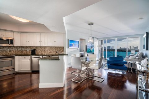 Condo in Miami Beach, Florida, 2 bedrooms  № 1329885 - photo 15