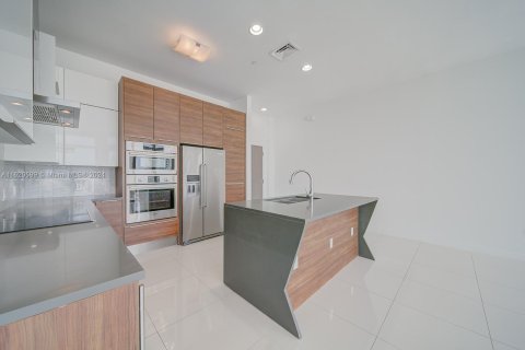 Condo in Miami, Florida, 2 bedrooms  № 1242075 - photo 2