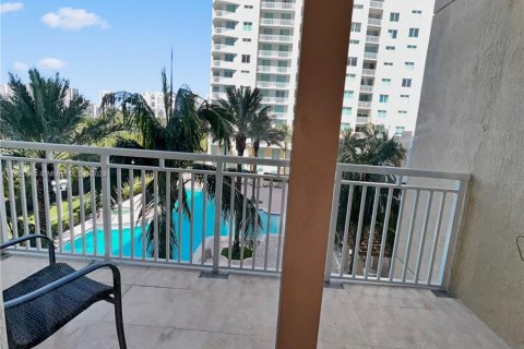 Condo in Hallandale Beach, Florida, 3 bedrooms  № 1242074 - photo 17