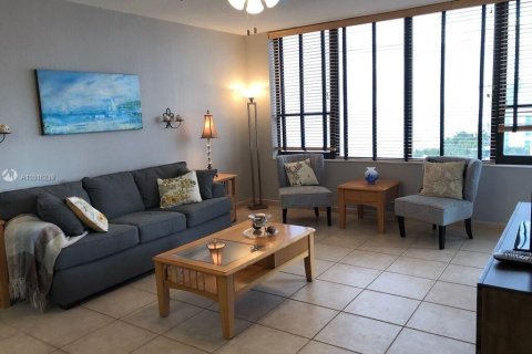 Condominio en alquiler en Hollywood, Florida, 1 dormitorio, 79.9 m2 № 5926 - foto 4