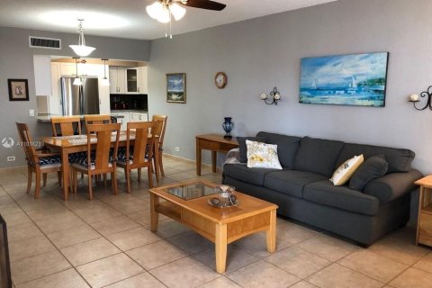 Condo in Hollywood, Florida, 1 bedroom  № 5926 - photo 3