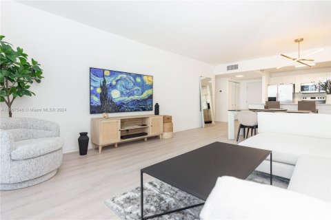 Condo in Miami Beach, Florida, 1 bedroom  № 1382948 - photo 1