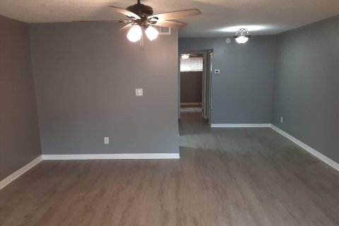 Condo in Jacksonville, Florida, 1 bedroom  № 771423 - photo 6