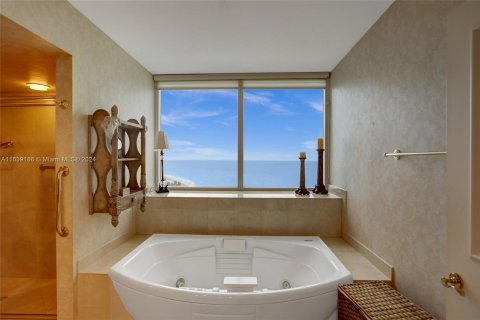 Condo in Sunny Isles Beach, Florida, 3 bedrooms  № 1311197 - photo 26