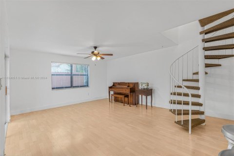 Townhouse in Miami, Florida 2 bedrooms, 95.97 sq.m. № 1311155 - photo 18