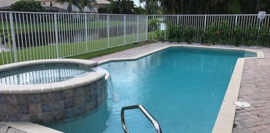 House in Lake Worth, Florida 5 bedrooms, 306.86 sq.m. № 1208815