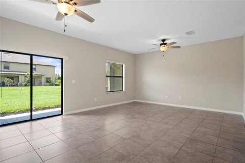 Townhouse in Land O' Lakes, Florida 3 bedrooms, 148.74 sq.m. № 1368608 - photo 11