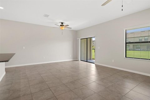 Townhouse in Land O' Lakes, Florida 3 bedrooms, 148.74 sq.m. № 1368608 - photo 8