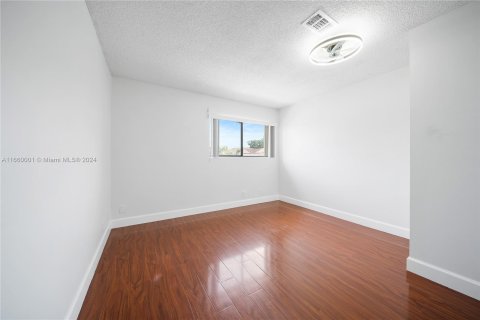 Touwnhouse à vendre à Hialeah, Floride: 3 chambres, 146.97 m2 № 1369100 - photo 9