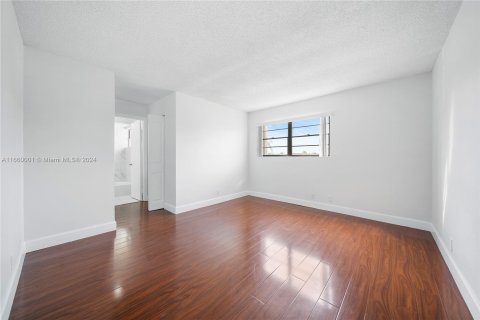 Touwnhouse à vendre à Hialeah, Floride: 3 chambres, 146.97 m2 № 1369100 - photo 10