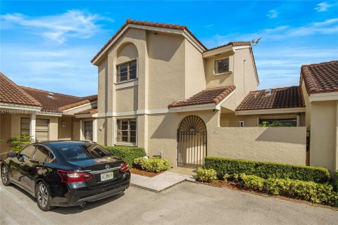 Adosado en venta en Hialeah, Florida, 3 dormitorios, 146.97 m2 № 1369100 - foto 1