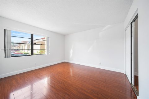 Touwnhouse à vendre à Hialeah, Floride: 3 chambres, 146.97 m2 № 1369100 - photo 7