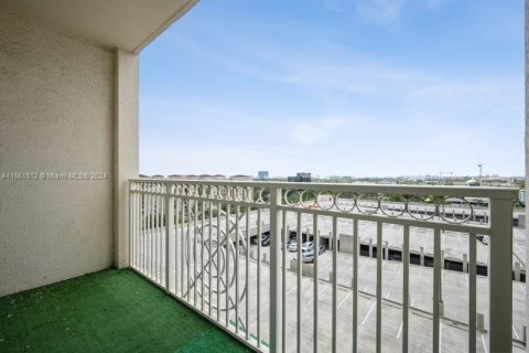 Condo in Fort Lauderdale, Florida, 2 bedrooms  № 1369010 - photo 13