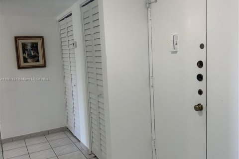 Copropriété à vendre à North Miami Beach, Floride: 2 chambres, 112.69 m2 № 1369011 - photo 18