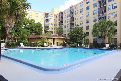 Condo in North Miami Beach, Florida, 2 bedrooms  № 1369011 - photo 1