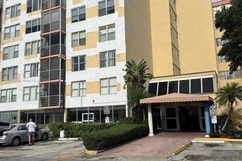 Copropriété à vendre à North Miami Beach, Floride: 2 chambres, 112.69 m2 № 1369011 - photo 22