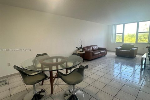 Condo in North Miami Beach, Florida, 2 bedrooms  № 1369011 - photo 5