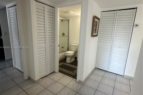 Condo in North Miami Beach, Florida, 2 bedrooms  № 1369011 - photo 17