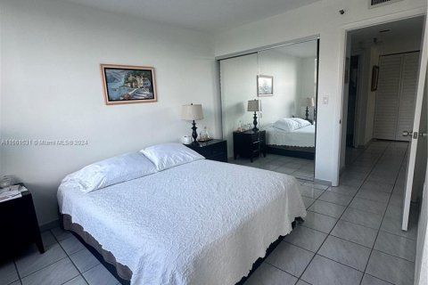 Condo in North Miami Beach, Florida, 2 bedrooms  № 1369011 - photo 10