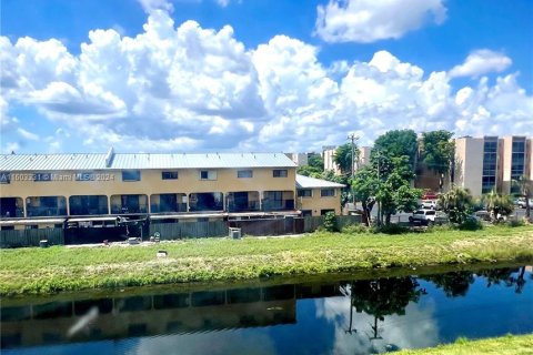 Condominio en venta en Hialeah, Florida, 2 dormitorios, 96.62 m2 № 1226170 - foto 12