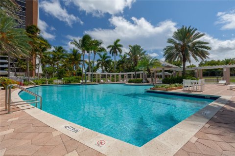 Copropriété à louer à Miami, Floride: 3 chambres, 274.71 m2 № 688053 - photo 15