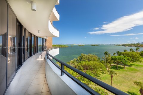 Condominio en alquiler en Miami, Florida, 3 dormitorios, 274.71 m2 № 688053 - foto 2