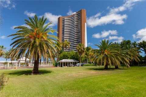 Condominio en alquiler en Miami, Florida, 3 dormitorios, 274.71 m2 № 688053 - foto 16