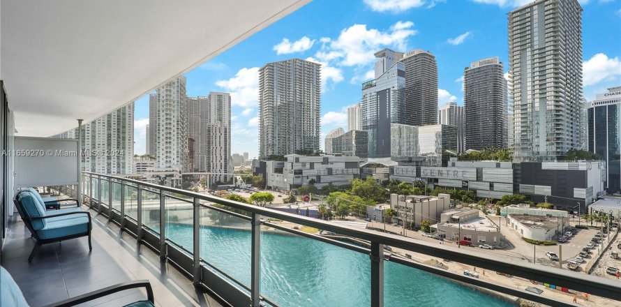 Condominio en Miami, Florida, 3 dormitorios  № 1362768