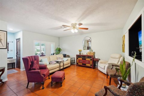 House in Saint Petersburg, Florida 4 bedrooms, 165.37 sq.m. № 1384858 - photo 10