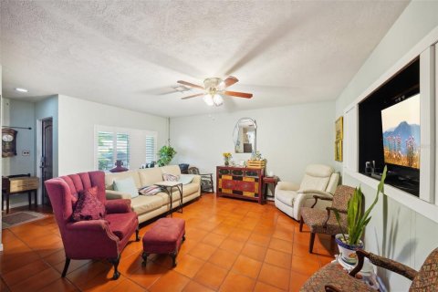 House in Saint Petersburg, Florida 4 bedrooms, 165.37 sq.m. № 1384858 - photo 8