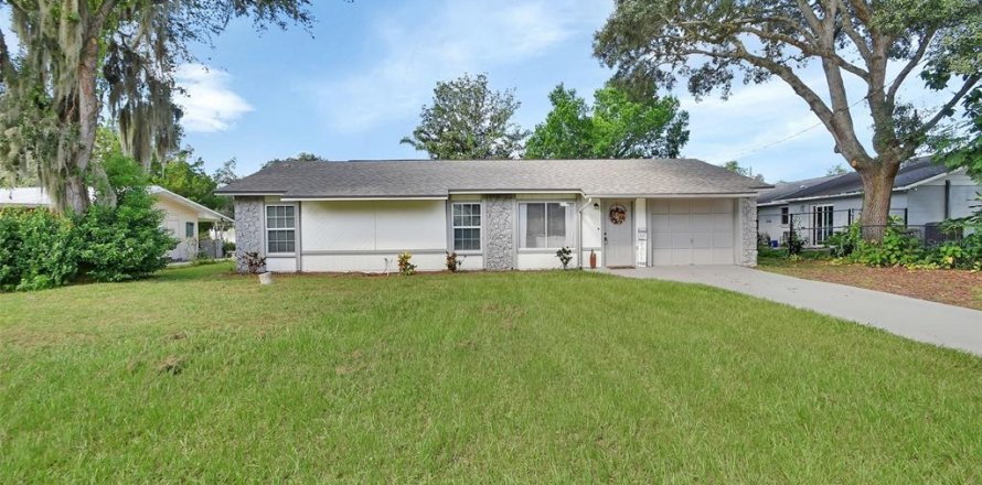 House in DeLand, Florida 3 bedrooms, 107.77 sq.m. № 1384830