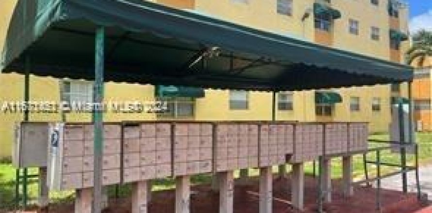 Condo in Hialeah, Florida, 1 bedroom  № 1393509