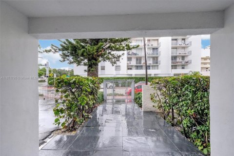 Condo in Miami Beach, Florida, 1 bedroom  № 1393478 - photo 12