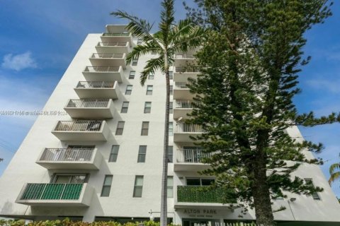 Condo in Miami Beach, Florida, 1 bedroom  № 1393478 - photo 1