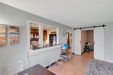 Condo in Miami Beach, Florida, 1 bedroom  № 1393478 - photo 21