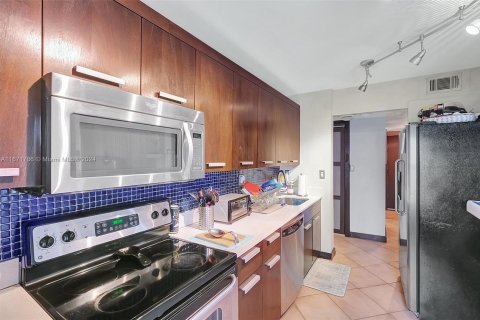 Condo in Miami Beach, Florida, 1 bedroom  № 1393478 - photo 27