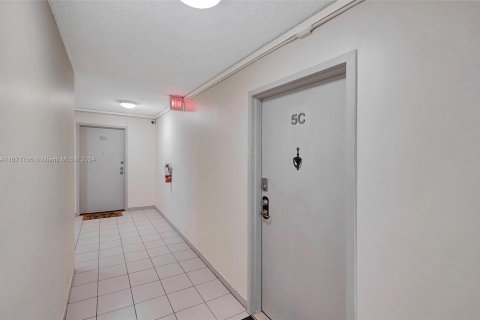 Condo in Miami Beach, Florida, 1 bedroom  № 1393478 - photo 16