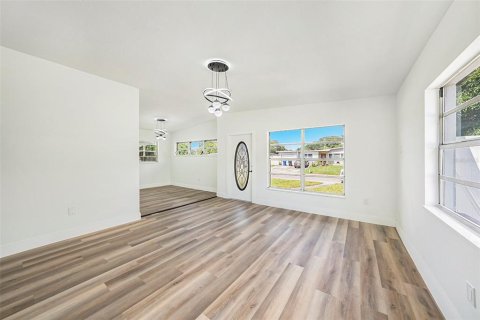 Villa ou maison à vendre à Tampa, Floride: 4 chambres, 122.07 m2 № 1371629 - photo 5