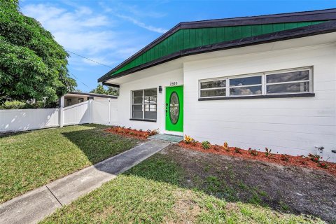 Casa en venta en Tampa, Florida, 4 dormitorios, 122.07 m2 № 1371629 - foto 2