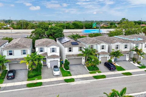 Villa ou maison à vendre à Tamarac, Floride: 4 chambres, 192.59 m2 № 1399996 - photo 2