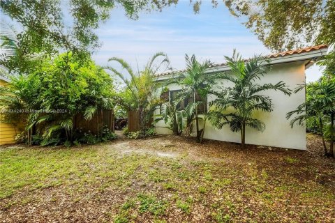 House in Miami Springs, Florida 4 bedrooms, 193.24 sq.m. № 1327875 - photo 8